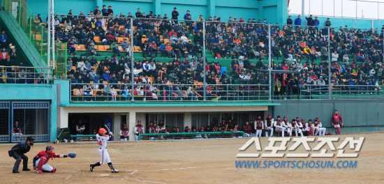 
	��ȭ-�ؼ��� �ù���Ⱑ ����  18�� û�ֱ��� ���. ��ȭ�� ���������� ����� ���� 5���ʱ��� û�ֱ��忡�� Ȩ��⸦ �ؾ��Ѵ�.û��= ���� ���� kyungmin@sportschosun.com 


