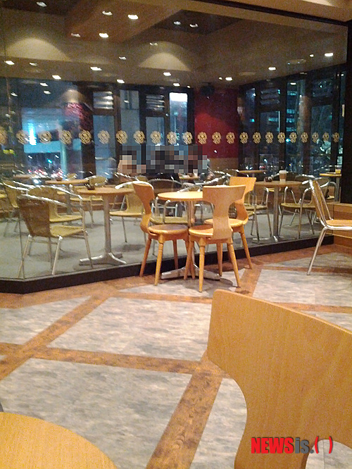 '교복입고 버젓이 뻐끔뻐끔'… 커피전문점은 청소년 흡연천국