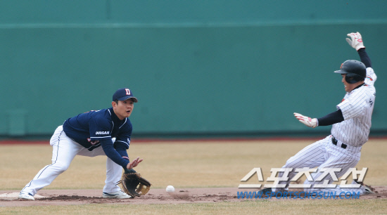 
	17�� �λ� ���忡�� 2012 ���ξ߱� �Ե��� �λ��� �ù���Ⱑ ���ȴ�. 1ȸ�� ���� 1�� �Ե� ���ؿ� Ÿ�� �� 1������ ����ȯ�� 2�絵�縦 �õ������� �ƿ��ǰ� �ִ�. �λ� ���ݼ��� �ս���.

�λ�=����� ���� cjg@sportschosun.com


