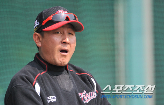 
	LG ����� ������ ������Ÿ�� ������ ���� ���＼���� ã�� �ִ�. ���� 18�� ��Ǳ��忡�� ���� �Ｚ���� �ù���� �� �� ����� ���߼��� �ٶ󺸰� ��� �� ����.

���ؿ� ���� noodle@sportschosun.com/2012.03.18/


