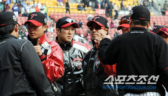 
	���ξ߱� LG�� �Ｚ�� �ù���Ⱑ 18�� ���� ��Ǿ߱��忡�� ��������. 7��3 �¸��� �ŵ� LG ����� ������ ������� �հ��� �����Ӵ�(?)�� ��ġ�� �ִ�.

���=���ؿ� ���� noodle@sportschosun.com/2012.03.18/


