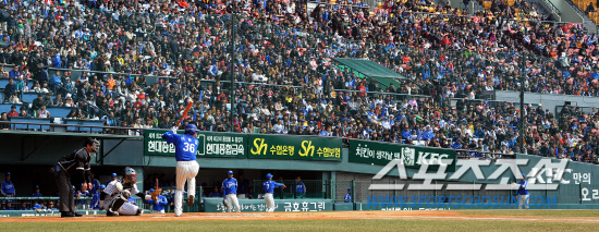 
	���� �ù������ ������� �ǽɵ� ������. ������� �Ĺ����� �ұ��ϰ� ���ξ߱��� �ù���Ⱑ ���� ù ��Ʋ�� ���� �ִٰ��� ����� ������. �Ｚ���� ���ƿ� �̽¿��� 18�� LG���� ���� �ù���⿡�� Ÿ���� ���� ������ ������ ä ���Ѻ��� �ִ�. ���=���ؿ� ���� noodle@sportschosun.com


