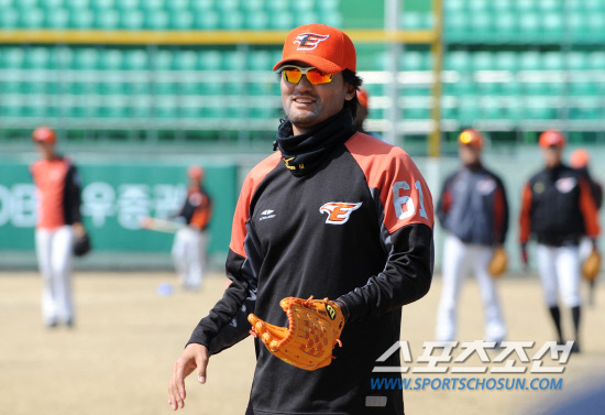 
	20�� û�־߱��忡�� ��ȭ�̱۽��� �Ե����̾����� �ù���Ⱑ ���ȴ�. ��� �� ��ȭ ����ȣ�� ���� ǥ������ �Ʒÿ� ���ϰ� �ִ�..

û��=������ ���� songs@sportschosun.com/2012.3.20


