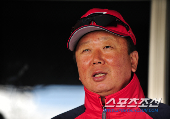 
	20�� ���� �� �߱��忡�� 2012 ���ξ߱� �ؼ��� KIA�� �ù���Ⱑ ���ȴ�. KIA ������ ������ �������� �̾߱⸦ ������ �ִ�.

��= ���� ���� kyungmin@sportschosun.com / 2012.03.20.


