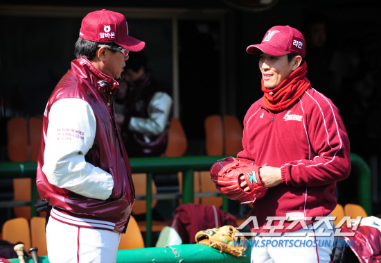 
	20�� ���� �� �߱��忡�� 2012 ���ξ߱� �ؼ��� KIA�� �ù���Ⱑ ���ȴ�. �ؼ� �躴���� �Ʒ� ���� ����� ������ �̾߱⸦ ������ �ִ�.

��= ���� ���� kyungmin@sportschosun.com / 2012.03.20.


