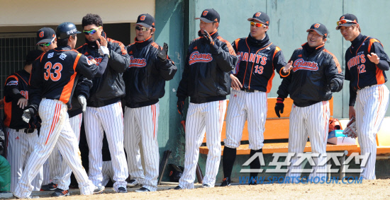 
	20�� û�־߱��忡�� ��ȭ�̱۽��� �Ե����̾����� �ù���Ⱑ ���ȴ�. 2ȸ�� 1�� 2�翡�� �̽�ȭ�� ����Ÿ �� 2������ ������ ������ ������ �������̺긦 ������ �ִ�.

û��=������ ���� songs@sportschosun.com/2012.3.20


