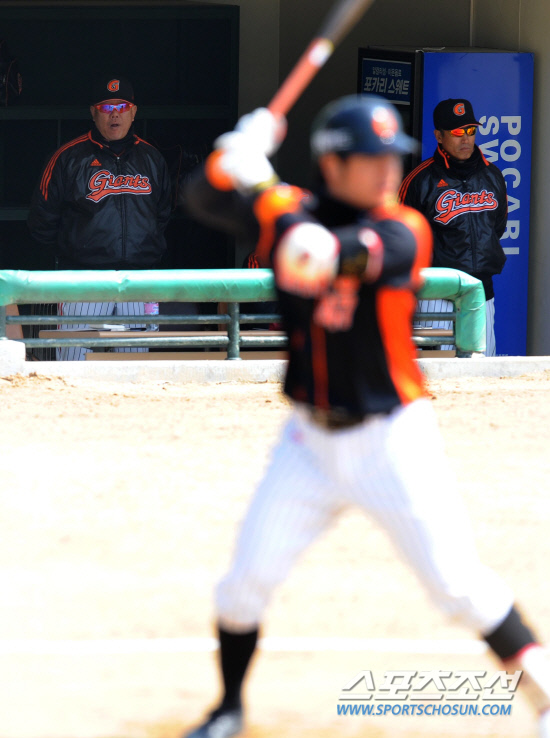 
	20�� û�־߱��忡�� ��ȭ�̱۽��� �Ե����̾����� �ù���Ⱑ ���ȴ�. �Ե� ���ȣ ������ ����ȣ(������)�� Ÿ���� ���Ѻ��� �ִ�.

û��=������ ���� songs@sportschosun.com/2012.3.20


