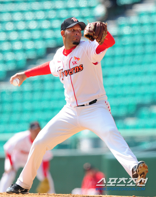 
	20�� ��õ ���б��忡�� 2012 ���ξ߱� �ù���� SK�� �Ｚ�� ��Ⱑ ���ȴ�. SK ���� ����� ������ ���� ������ �ִ�.

��õ=����� ���� cjg@sportschosun.com/2012. 03. 20


