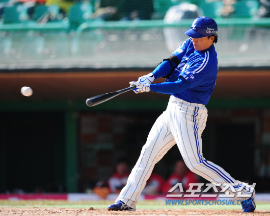 
	20�� ��õ ���б��忡�� 2012 ���ξ߱� �ù���� SK�� �Ｚ�� ��Ⱑ ���ȴ�. 7ȸ�� ���� ����Ÿ�ڷ� ���� �Ｚ �̽¿��� ���� ��Ÿ�� ġ�� �ִ�.   ��õ=����� ���� cjg@sportschosun.com


