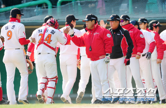 
	20�� ��õ ���б��忡�� 2012 ���ξ߱� �ù���� SK�� �Ｚ�� ��Ⱑ ���ȴ�. 9��1�� �¸��� �ŵ� SK �̸��� ������ ������� �������̺긦 �ϰ� �ִ�.

��õ=����� ���� cjg@sportschosun.com


