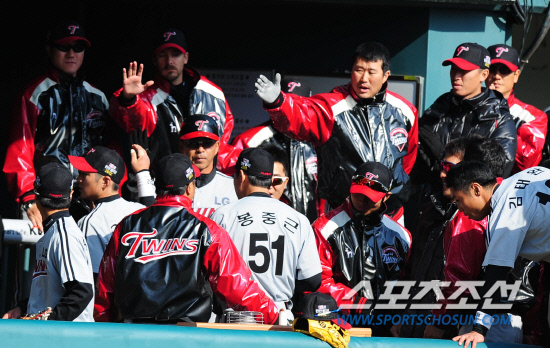 
	LG ���߱��� 8ȸ 1�̴��� 3�ڹ���� ����ϰ� Ʋ��� �� �����κ��� �ݷ��� �ް� �ִ�. ���=������ ���� rainmaker@sportschosun.com


