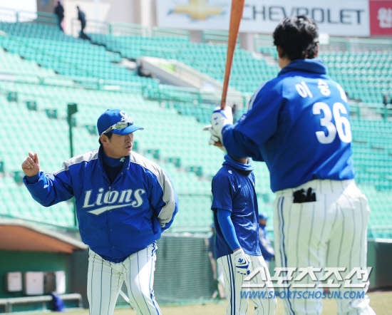 
	'������ ������ ���� �ʾ�����?' �Ｚ ������ ������ �̽¿��� Ÿ�� �ڼ��� ���� �����ߴ�. 20�� ��õ ���б��忡�� ���� 2012 ���ξ߱� �ù���� SK���� ��⸦ �յΰ� �� ������ Ÿ�� �Ʒ� ���� �̽¿����� ����� ������ �ߴ�. �̽¿��� Ÿ�� �ڼ��� ������ ���Ѻ��� �������� �غ� ���ۿ� ���ؼ� ���� �ù��� ���̸� �������� �����ߴ�. �̽¿��� �� ������ ������ ���������� �޾Ƶ��̸� Ÿ�� ������ ���ߴ�. ��õ=����� ���� cjg@sportschosun.com/2012. 03. 20/


