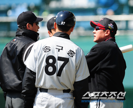 
	LG ����� ������ 2ȸ �������� ���� �ƿ� ���� ������ ���ɿ��� �����ϰ� �ִ�. ���=������ ���� rainmaker@sportschosun.com


