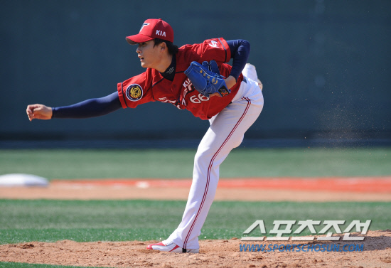 
	20�� ���� �� �߱��忡�� 2012 ���ξ߱� �ؼ��� KIA�� �ù���Ⱑ ���ȴ�. KIA �ѽ����� 6ȸ�� ��ü�� ���� �ؼ� Ÿ�ڵ��� ���� ���� ������ �ִ�.

��= ���� ���� kyungmin@sportschosun.com / 2012.03.20.


