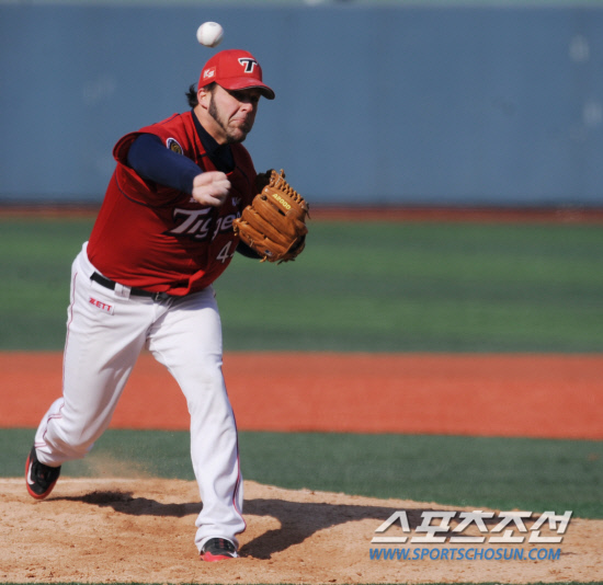 
	20�� ���� �� �߱��忡�� 2012 ���ξ߱� �ؼ��� KIA�� �ù���Ⱑ ���ȴ�. KIA�� �� �뺴 �ؼ��ϰ� �ؼ� Ÿ�ڵ��� ���� ���� ������ �ִ�.

��= ���� ���� kyungmin@sportschosun.com / 2012.03.20.


