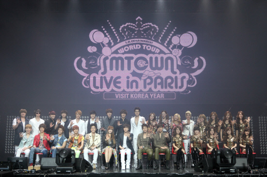 
	SM�� ö���ϰ� �о�ȭ�� ���� �ý����� �������� ��Ÿ�� ����, �߱��س��� �ִ�. �̷��� �ý����� �������� �̵��� �����س� ��Ÿ���� �ٷ� ����ű� ���� �ҳ�ô� �����ִϾ� ���̴� �������� ��. �̵��� �����踦 ����� ��ǳ���� �α⸦ ���� 'K-POP ��ǳ'�� �ֵ��ϰ� �ִ�. ��������=SM�������θ�Ʈ


