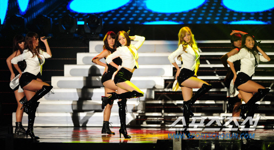 
	19�� ���� ���̵� �ø���ü������忡�� ��21ȸ ���̿� ���ﰡ������ ���ȴ�. �ɱ׷� ����Ÿ�� ������ ��ġ�� �ִ�. ����� ���� cjg@sportschosun.com


