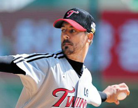 
	20�� ���� ��Ǿ߱��忡�� ���� �λ���� �ù���⿡ ���߷� ������ LG�� ������ ��Űġ�� 5�̴� ���� ���������� ȣ���ߴ�. /������ ���� rainmaker@sportschosun.com
