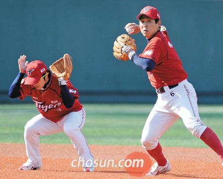 
	���ξ߱� ������ KIA �����ǡ���Ű�� �߱����� ���� �� ��⿴��. KIA�� 20�� ���� �񵿾߱��忡�� ���� �ù���⿡�� ���� �������� ������ �ؼ��� 3��0���� �����ƴ�. ������ 7ȸ �� �ؼ� ��⿵�� ģ ���� KIA 3��� �ڱⳲ(������)�� ��� 1�翡 �۱��ϰ� �ִ� ���. ������ KIA ���ݼ� �輱��. /���� ���� kyungmin@sportschosun.com
