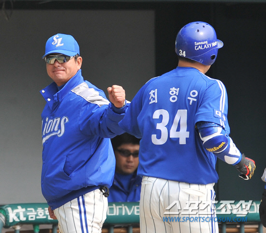 
	���ξ߱� LG�� �Ｚ�� �ù���Ⱑ 18�� ���� ��Ǿ߱��忡�� ��������. 6ȸ�� 2�� �����찡 �ַ�Ȩ���� ������ ������ ������ ���ϸ� �ް� �ִ�.   ���=���ؿ� ���� noodle@sportschosun.com


