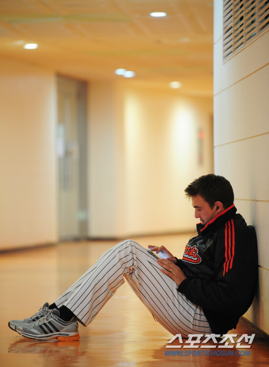 
	17�� �λ� ���忡�� ���� 2012 ���ξ߱� �Ե��� �λ��� �ù���⸦ �յΰ� �Ե� �絵��Ű�� ���� ������ �ɾ� �º��� PC�� ���� �ִ�.

�λ�=����� ���� cjg@sportschosun.com/2012. 3. 17/


