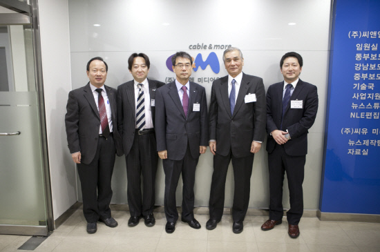 
	�Ϻ��� ��ī��TV �����ڵ��� �ѱ��� �������̺� ���ؾ��� �湮�ߴ�.

��������=���ؾ�


