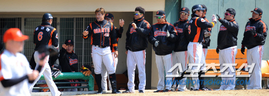 
	�� ���� ������ �ٸ���. �ǰ��� �� ������ ������ �ϰ� �ִ�. 20�� û�� ��ȭ�� �ù���� 2ȸ�� ���� 2,3�翡�� ������ ����Ÿ �� ������ �������� Ȳ����� ������ �������̺긦 ������ �ִ� ���. ������ ���� songs@sportschosun.com


