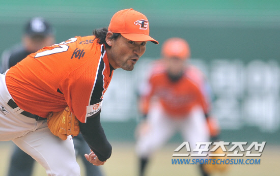 
	���ξ߱� ��ȭ�� SK�� ������Ⱑ 14�� ��õ ���о߱��忡�� ��������. ���� ������ ����ȣ��  ������ ���� ������ �ִ�.

��õ=���ؿ� ���� noodle@sportschosun.com/2012.03.14/


