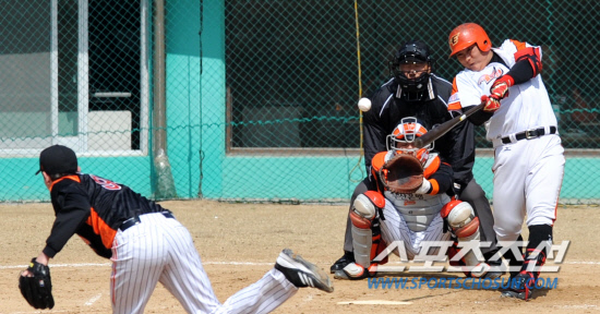 
	20�� û�־߱��忡�� ��ȭ�̱۽��� �Ե����̾����� �ù���Ⱑ ���ȴ�. 2ȸ�� ����Ÿ�ڷ� ���� ���±��� ��Ÿ�� ġ�� ��ü �Ǿ���. ���±��� ���� ��� ��Ÿ������ �����ߴ�. 2ȸ �Ե� �絵��Ű�� ���� ��Ÿ�� ġ�� �ִ� ���±�.û��=������ ���� songs@sportschosun.com


