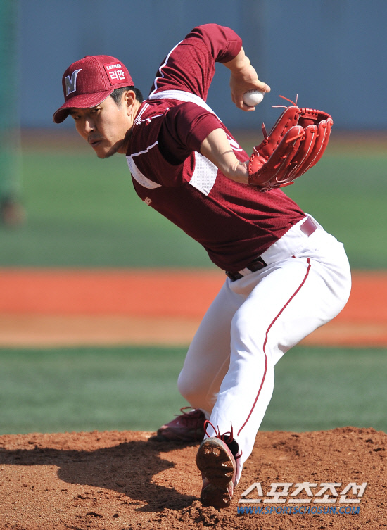 
	�ؼ� �躴���� 21�� �񵿾߱��忡�� ���� ���ξ߱� �ù���� KIA���� �յΰ� ���̺� ��Ī�� �ߴ�. ��Ī�� ��ģ �躴���� ���� ǥ���� ���� �ִ�.

��=���ؿ� ���� noodle@sportschosun.com/2012.03.21/


