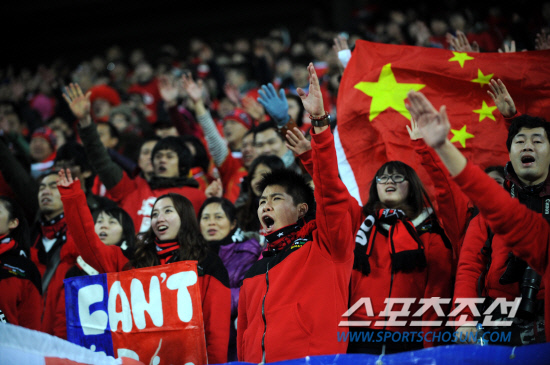 
	���ϰ� ������ ����� 2012 �ƽþ��౸����(AFC) è�Ǿ𽺸��� H�� �������� 1������ 7�� ���ֿ����Ű���忡�� ���ȴ�. ������ ������� ��� �� ���� �������� ��ġ�� �ִ�.

����=���� ���� wook@sportschosun.com/2012.03.07/


