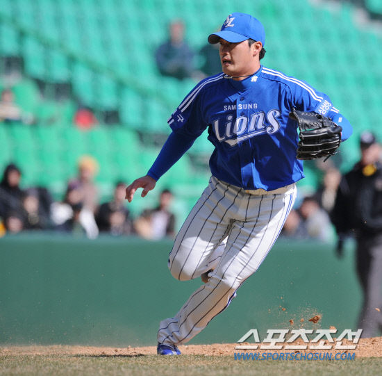 
	21�� ���� ��õ ���б��忡�� 2012 ���ξ߱� �Ｚ�� SK�� �ù���Ⱑ ���ȴ�. 7ȸ�� ����忡 ���� �Ｚ ����ȯ�� SK ȫ������ �����Ʈ �� �������� �ϰ� �ִ�.

��õ= ���� ���� kyungmin@sportschosun.com / 2012.03.21.


