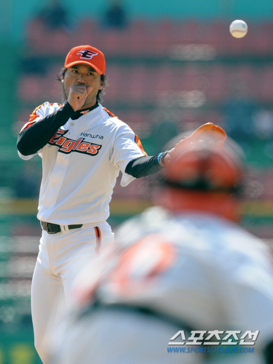 
	21�� û�־߱��忡�� ��ȭ�̱۽��� �Ե����̾����� �ù���Ⱑ ���ȴ�. �ù���� �� ��° ������ ����ȣ�� 4ȸ Ȳ��տ��� ���� Ȩ���� ����ϴ� �� 3�� 1/3�̴� �����ϸ� 4���� �ߴ�. 4ȸ Ȳ��տ��� �������� ����ϸ� �ƽ����ϰ� �ִ� ����ȣ.

û��=������ ���� songs@sportschosun.com/2012.3.21


