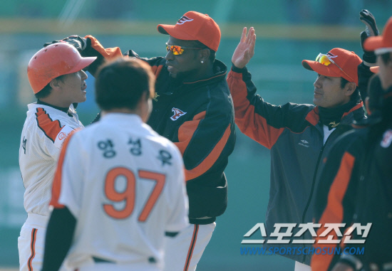 
	21�� û�־߱��忡�� ��ȭ�̱۽��� �Ե����̾����� �ù���Ⱑ ���ȴ�. ��ȭ �������� 9ȸ 1�� 3�翡�� ������ ��Ÿ�� �ƴ�. ��ȭ�� 7��6���� �¸�! ��⸦ ��ġ�� ������� ���ϸ� �ް� �ִ� ������. 

û��=������ ���� songs@sportschosun.com/2012.3.21


