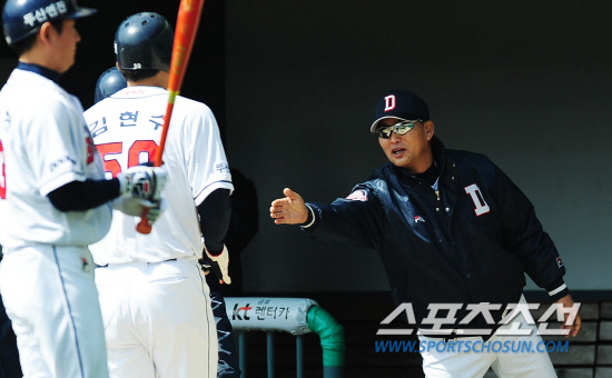 
	2012 ���ξ߱� �ù���� �λ�� LG�� ��Ⱑ 21�� ��� �߱��忡�� ���� ����. �λ� 1ȸ�� ���ݿ��� �赿�ֿ� �������� ���ؼ��� ��Ÿ�� ������ �ø� �� ������ �������̺긦 �ϰ� �ִ�.

���=������ ���� rainmaker@sportschosun.com/2012.03.21/


