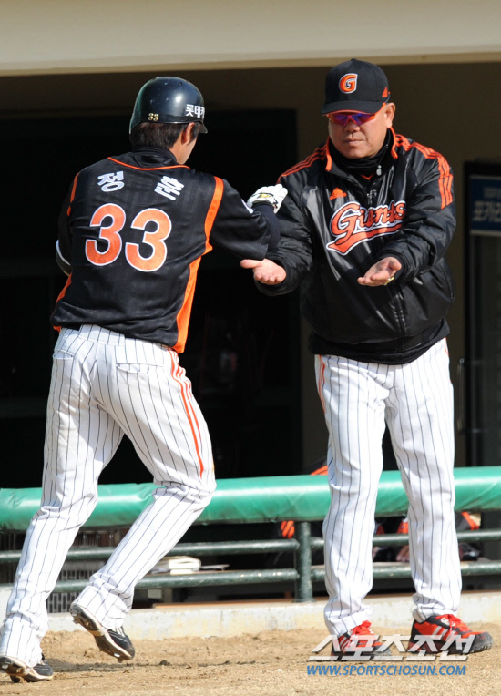 
	21�� û�־߱��忡�� ��ȭ�̱۽��� �Ե����̾����� �ù���Ⱑ ���ȴ�. �Ե� ������ 8ȸ ����Ÿ�ڷ� ���� �ַ� Ȩ���� ���ȴ�. ���ƿ����� ���ȣ ������ �������̺긦 ������ �ִ� ����.

û��=������ ���� songs@sportschosun.com/2012.3.21


