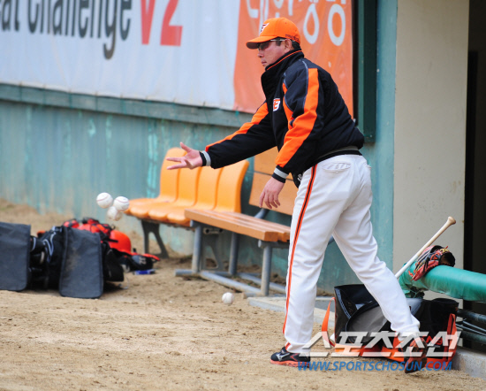 
	16�� ���� û�� ���հ���� �߱��忡�� ��ȭ�� �ؼ��� ������Ⱑ ���ȴ�. ���� �� �Ʒÿ��� ��ȭ �Ѵ�ȭ ������ ���� �����ϰ� �ִ�.

���� ���� kyungmin@sportschosun.com / 2012.03.16.


