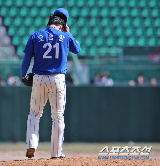 
	21�� ���� ��õ ���б��忡�� 2012 ���ξ߱� �Ｚ�� SK�� �ù���Ⱑ ���ȴ�. 7ȸ�� SK ���������� 2�� Ȩ���� ����� �Ｚ ����ȯ�� ���ڸ� ���� �ִ�.  ��õ= ���� ���� kyungmin@sportschosun.com 


