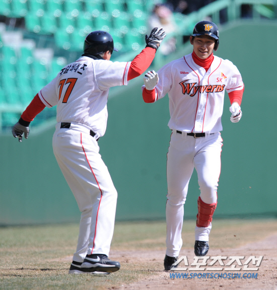 
	21�� ���� ��õ ���б��忡�� 2012 ���ξ߱� �Ｚ�� SK�� �ù���Ⱑ ���ȴ�. 7ȸ�� SK �������� �Ｚ ����ȯ���Լ� ���߿� 2�� Ȩ���� ģ �� �� �˹ٷ��� 3����ġ�� �������̺긦 ������ �ִ�. ��õ= ���� ���� kyungmin@sportschosun.com 


