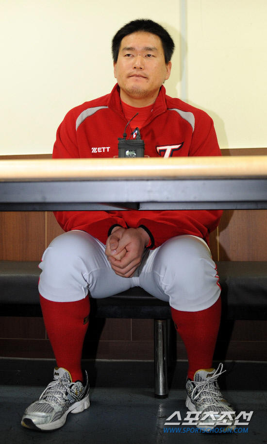 
	18�� ���� ���ֹ������忡�� KIAŸ�̰��� ������ ����ȸ���� ������. ������ �׵��� �� ������Ż�� Ʈ���̵� �ĵ��� ���������� ���� ��������ϸ� �ݼ��ϴ� ����ȸ���� ���� �ִ�. ������ ���� ������ �ִ� ����.

����=������ ���� songs@sportschosun.com/2012.1.18


