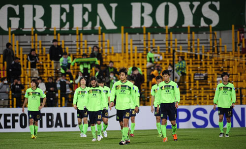 
	21�� ���� �Ϻ� ������ ���ÿͽ� ��Ÿġ ���ÿ� ��Ÿ��򿡼� ����  '2012 �ƽþ��౸����(AFC) è�Ǿ𽺸���' H�� �������� 2�������� ���ÿ� ���ֿ̼��� 1��5�� ������ �������� �������� ���� ǥ������ �׶��带 ������ �ִ�. / ����=����������
