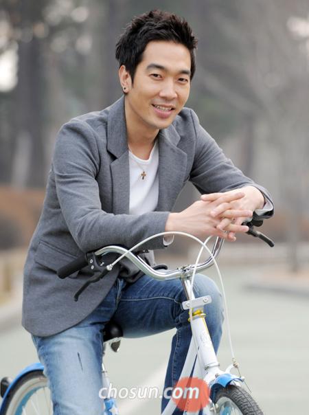 
	�������� ���� 14�� ���� ���ǵ��������� �����Ÿ� Ÿ�� ī�޶� �տ� ����. ���š����ϡ��� ��ġ�� ��� ���ϴ� �Ŵ������� �ڽ��� ����� �޴���ȭ�� ��� �ϴ� �״¡������� ���� �� ���¸� ���� Ʈ���Ϳ� �ø��� ���� �����ϰڴ١��� �ߴ�. /���⺴ ���� gibong@chosun.com
