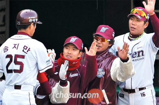 
	��Ȩ�� �����ء�ȯ�� ǥ���� �پ硦 ���ξ߱� �ؼ��� �������� 21�� ���� �񵿱��忡�� ���� KIA���� �ù���⿡�� 4ȸ 1�� Ȩ���� ġ�� ���� �躴��(���� �� ��°)�� ���� �������� ȯ���� ������ ���׾ƿ��� ������ �ִ�. /���ؿ� ���� noodle@sportschosun.com
