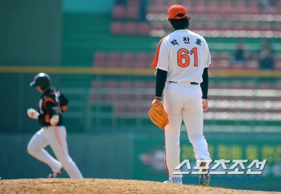 
	21�� û�־߱��忡�� ��ȭ�̱۽��� �Ե����̾����� �ù���Ⱑ ���ȴ�. �ù���� �� ��° ������ ����ȣ�� 4ȸ Ȳ��տ��� ���� Ȩ���� ����ϴ� �� 3�� 1/3�̴� �����ϸ� 4���� �ߴ�. 4ȸ Ȳ��տ��� Ȩ���� ����ϸ� ������ ������ �ִ� ����ȣ.û��=������ ���� songs@sportschosun.com/2012.3.21


