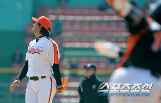 
	21�� û�־߱��忡�� ��ȭ�̱۽��� �Ե����̾����� �ù���Ⱑ ���ȴ�. �ù���� �� ��° ������ ����ȣ�� 4ȸ Ȳ��տ��� ���� Ȩ���� ����ϴ� �� 3�� 1/3�̴� �����ϸ� 4���� �ߴ�. 4ȸ Ȳ��տ��� �¿� ���� Ȩ���� ����� ����ȣ�� Ȳ����� Ȩ�� Ÿ���� �ٶ󺸰� �ִ�.

û��=������ ���� songs@sportschosun.com


