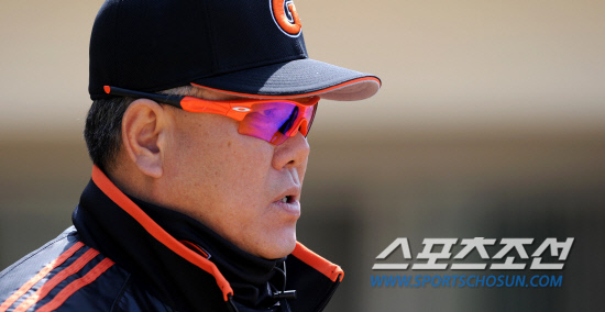 
	21�� û�־߱��忡�� ��ȭ�̱۽��� �Ե����̾����� �ù���Ⱑ ���ȴ�. ��� �� �Ե� ���ȣ ������ �ż��� �������� �������� �Ʒ��� ���Ѻ��� �ִ�.û��=������ ���� songs@sportschosun.com


