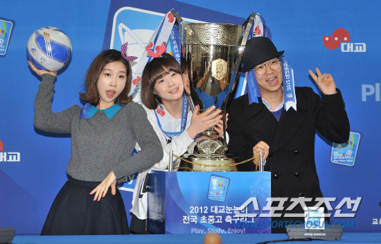 
	�����౸��ȸ�� 8�� ���� 11�� ���� �Ź��� �౸ȸ������ ��2�� ���߰� �౸���� ȫ����� ���˽��� ���� ���� 4���� �׷� '����'�� �������� '����', �α� ���α׷� �����ܼ�Ʈ�� �⿬�ϰ� �ִ� ����Ʈ���� ȫ�α�, ���, �ڼҿ��� ���� ȫ������ �Ӹ��ߴ�.    ���ؿ� ���� noodle@sportschosun.com/2012.03.08/


