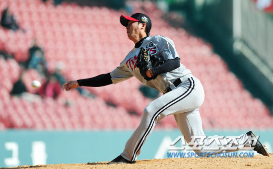 
	2012 ���ξ߱� �ù���� �λ�� LG�� ��Ⱑ 21�� ��� �߱��忡�� ���� ����. LG ��Թ��� 7ȸ ���� ���� ������ �ϰ� �ִ�. ��Թ��� 2���� �ϸ� ������ ����ϴ� ������ ������ ���� ����.

���=������ ���� rainmaker@sportschosun.com/2012.03.21/


