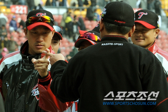 
	'����� �߱�'���� ���а� ������ �ִ�. �� ����(�޸��)�� ���� 18�� �Ｚ���� �ù���⿡�� �¸��� �ŵ� �� ������� '�հ��� �����Ӵ�'�� �ϰ� �ִ�.

���=���ؿ� ���� noodle@sportschosun.com


