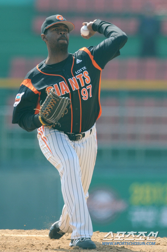 
	21�� û�־߱��忡�� ��ȭ�̱۽��� �Ե����̾����� �ù���Ⱑ ���ȴ�. ���߷� ������ �Ե� ������ ������ �����ϰ� �ִ�.û��=������ ���� songs@sportschosun.com


